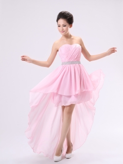 พร้อมเช่า ชุดราตรีสั้น เกาะอก สีชมพูอ่อน หน้าสั้นหลังยาว คาดเอวแถบคริสตัลสวย