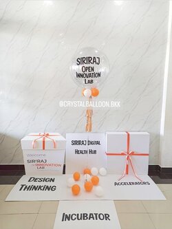 Grand Opening Surprised Box Bubble ขนาด 24" กลิตเตอร์สีเงิน พร้อมตกแต่ง สามารถใส่รูปได้ 4 ใบ สามารถเปลี่ยนสีลูกโป่ง/เปลี่ยนข้อความได้