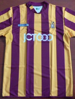 เสื้อฟุตบอล ทีมสโมสรแบร๊ดฟอร์ด ซิตี้ ชุดเหย้า 2004/05 ใหม่ M-Size / BRADFORD CITY Football Shirt Home Kit 2004/05 Jersey NEW M-Size