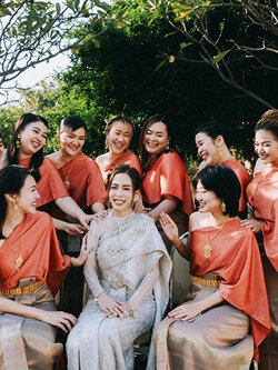 เช่า ชุดไทย ชุดเพื่อนเจ้าสาว ชุดไทยผ้าสีเทาส้มทอง สไบสีส้มอิฐ