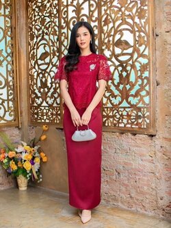 พร้อมเช่า ชุดไทยคุณแม่ เสื้อลูกไม้ ผ้าซิ่น แยกชิ้น เรียบหรู สีไวน์แดง