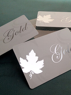 ทำบัตร Pvc ผิวด้าน บัตรสปอตฟอยล์สีเงิน เน้นโลโก้