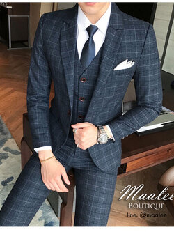 พร้อมเช่า ชุดสูทชาย สีกรมท่า ลายตาราง ทรงเข้ารูป Slim-cut พร้อมเสื้อกั๊ก