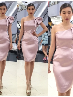 พร้อมเช่า ราตรีสั้น เดรสไหล่เดียว ผ้าดัชเชส ทรงเข้ารูป แต่งระบาย สีชมพู