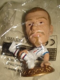 ตุ๊กตาโมเดลนักฟุตบอล ด.เบ็คแฮม ทีมชาติอังกฤษ โครินเธียน ไมโครสตาร์ - Kicker 2002 Gold Base - MC842 ใหม่ / D.BECKHAM ENGLAND National Football Team Corinthian MicroStars Football Figure - Kicker 2002 Gold Base - MC842 NEW