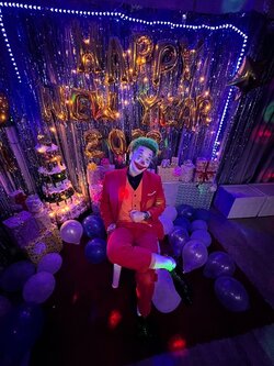 พร้อมเช่า ชุดสูทชาย สีแดงสด แต่งกระดุมดำ +เสื้อกั๊กสีส้มสด