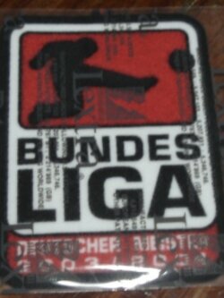 อาร์มสัญลักษณ์ฟุตบอล การแข่งขันฟุตบอลบุนเดสลีกา - BUNDESLIGA CHAMPIONS 'DEUTSCHER MEISTER' 2003/04 PLAYER SIZE ใหม่ / BUNDESLIGA National Football League PLAYER SIZE Football Patch/Badge - BUNDESLIGA CHAMPIONS 'DEUTSCHER MEISTER' 2003/