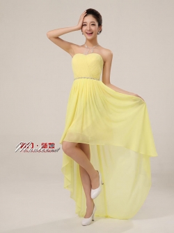 พร้อมเช่า ชุดราตรีสั้น เกาะอก หน้าสั้นหลังยาว สีเหลือง อัดพลีตหน้าอก คาดเอวคริสตัล