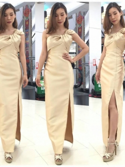พร้อมเช่า ชุดเดรส เดรสไหล่เดียว เนื้อไหม ไหล่จับเดรป ผ่าหน้าขา สีทอง