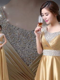 พร้อมเช่า ชุดราตรียาว สีทอง คอวี จับเดรปหน้าอก ปักเลือมช่วงอกและเอว