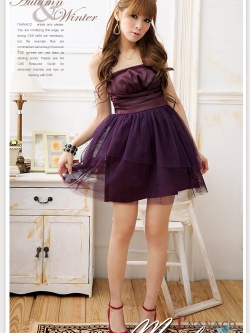 ชุดราตรีสั้น เกาะอก สีม่วง ช่วงอกเป็นผ้าซาตินจับจีบ แต่งชายกระโปรงไล่ระดับ