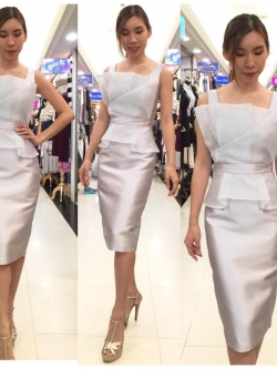 พร้อมเช่า ราตรีสั้น ชุดแซกผ้าไหมเทียม แต่งผ้าแก้วจับเดรป สวยหวาน สีเทา