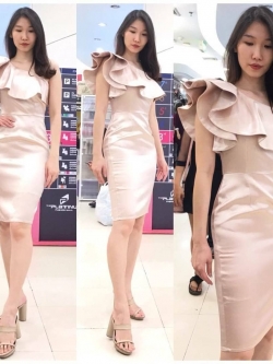 พร้อมเช่า ชุดเดรสสั้น เดรสบ่าเฉียง ผ้าดัชเชส แพทเทิร์นเนียบ ทรงสอบ ระบายบ่า สองชั้น สีทอง