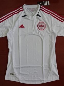 เสื้อฟุตบอล ทีมชาติเดนมาร์ค ชุดเยือน ชุดลุยศึกยูโร 2012 ใหม่ S-Size / DENMARK Football Shirt Away Kit EURO 2012 Jersey NEW S-Size