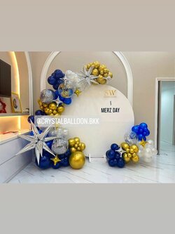 Organic Backdrop ฉากกลม สีขาว ขนาด 2x2 เมตร Theme น้ำเงิน-ทองโครเมี่ยม พร้อม ประดับฟอยล์ พร้อมตกแต่ง สามารถเปลี่ยนสีลูกโป่ง/เปลี่ยนข้อความ/เปลี่ยนฟอยล์ตกแต่งได้