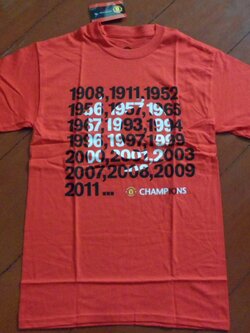 เสื้อที-เชิ๊ต (เสื้อยืดคอกลม) ฟุตบอล ทีมสโมสรแมนเชสเตอร์ ยูไนเต็ด ชุดที่ระลึก 19 TITLES EPL CHAMPIONS ใหม่ S-Size / MANCHESTER UNITED Football T-Shirt Commemorative Kit 19 TITLES EPL CHAMPIONS Jersey NEW S-Size