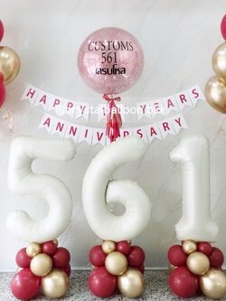 ลูกโป่ง วันครบรอบ Bubble ขนาด 24" กลิตเตอร์สีแดง พร้อม ช่อลูกโป่ง ช่อ 7 ลูก 2 ช่อ , ป้ายธง 23 อักษร , ฟอยล์ตัวเลข ขนาด 40" สีแซน ตั้งฐาน 3 ชิ้น Theme แดง - ทอง - ขาว พร้อมตกแต่ง สามารถเปลี่ยนสีลูกโป่งได้