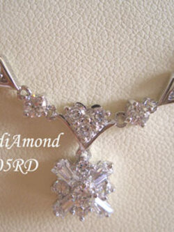 ++BN005RD+สร้อยเพชรดอกไม้ กากบาทแสนสวย+สร้อยห้อยเป็นรูปดอกไม้ หรือมองเป็นทรงเรขาคณิตก็ได้นะคะ สวยมาก ตรงสายสร้อยก็รูปแบบสวย ใส่ออกงานได้สบายเลยค่ะ