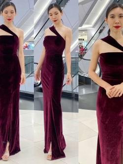 พร้อมเช่า ชุดเดรส เดรสเกาะอก ไหล่เดียว สีไวน์แดง เนื้อกำมะหยี่