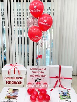 ลูกโป่ง รับปริญญา แบบกล่อง ช่อลูกโป่ง 5 ลูก Theme สีแดง พร้อมตกแต่ง สามารถใส่รูปได้ 2 ใบ สามารถเปลี่ยนสีลูกโป่ง/เปลี่ยนข้อความได้