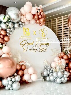 Organic Backdrop ฉากกลม ขนาด 2x2 เมตร Theme เงิน-โรสโกลด์โครเมี่ยม พร้อม เสาลูกโป่ง เปิดงาน ลูกโป่งยาง 36" 1 เสา พร้อมตกแต่ง สามารถเปลี่ยนสีลูกโป่ง/เปลี่ยนข้อความ/เปลี่ยนฟอยล์ตกแต่งได้