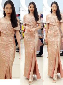 พร้อมเช่า ชุดเดรสยาว ราตรียาว เดรสไปล่ปาด แต่งกลิตเตอร์ แหวกหน้าขา สี Pink Gold