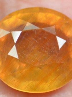 บุษราคัมอัฟริกา 8.42 กะรัตพร้อมใบเซอร์แผ่นใหญ่