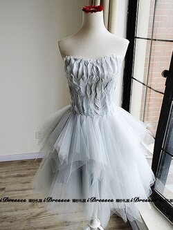 พร้อมเช่า ชุดแฟนซี ชุดราตรีสั้น สีเทา เกาะอก ขนนก กระโปรงระบายเป็นชั้น ๆ เชือกผูกหลัง