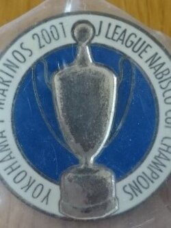 เข็มกลัด ฟุตบอล สโมสรโยโกฮาม่า เอฟ มารินอส - J LEAGUE NABISCO CUP CHAMPIONS 2001 ใหม่ / YOKOHAMA F MARINOS Football Club Pin - J LEAGUE NABISCO CUP CHAMPIONS 2001 NEW