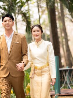 พร้อมเช่า ชุดแต่งงานไทยประยุกต์ สีทอง แขนยาว