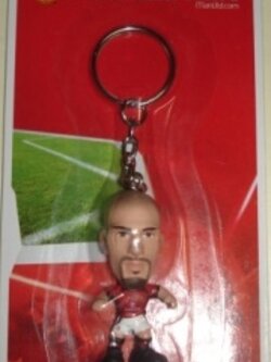 พวงกุญแจ ตุ๊กตาโมเดลนักฟุตบอล ฮ.เวรอน สโมสรแมนเชสเตอร์ ยูไนเต็ด โครินเธียน ไมโครสตาร์ - 2003 ใหม่ / J.VERON MANCHESTER UNITED Football Club Corinthian MicroStars Football Figure Key Ring - 2003 NEW