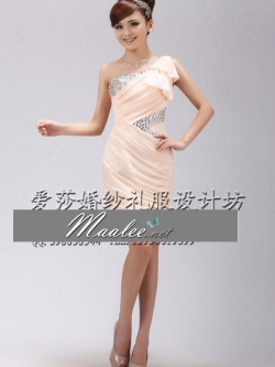 พร้อมเช่า ชุดราตรีสั้น สีครีมไข่ เข้ารูป ไหล่เดียว ปักเลื่อมตัว V แต่งระบายไหล่