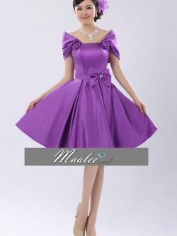 พร้อมเช่า ชุดราตรีสั้น สีม่วง แบบเก๋ ปิดไหล่ แต่งดอกกุหลาบ กระโปรงทรง A จับจีบ แต่งโบว์ที่เอว