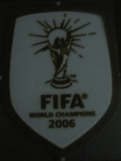 อาร์มสัญลักษณ์ฟุตบอล การแข่งขันฟุตบอลโลก - แชมป์ฟุตบอลโลก 2006 PLAYER SIZE ใหม่ / WORLD CUP International Football Tournament PLAYER SIZE Football Patch/Badge - FIFA WORLD CUP CHAMPIONS 2006 NEW