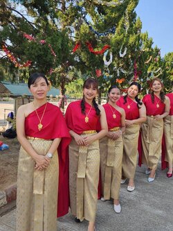 เช่า ชุดไทย ชุดเพื่อนเจ้าสาว ชุดไทยผ้าถุงสีเทาชาทอง สไบสีแดง