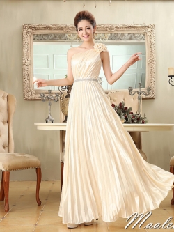 พร้อมเช่า ชุดราตรียาว ไหล่เฉียง สีครีม กระโปรงอัดพลีทพลิ้วสวย แต่งแถบคริสตัลช่วงเอว