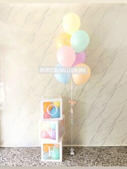 ลูกโป่ง เปิดงาน กล่องใส ขนาด 12" ติดตัวอักษร 3 กล่อง พร้อม ช่อลูกโป่ง ช่อ 7 ลูก 1 ช่อ พร้อมตกแต่ง สามารถเปลี่ยนสีลูกโป่ง/เปลี่ยนข้อความได้