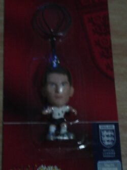 ที่ห้อยโทรศัพท์มือถือ ตุ๊กตาโมเดลนักฟุตบอล ฟ.แลมพาร์ด ทีมชาติอังกฤษ โครินเธียน ไมโครสตาร์ - 2006 ใหม่ / F.LAMPARD ENGLAND National Football Team Corinthian MicroStars Football Figure Phone Charm - 2006 NEW