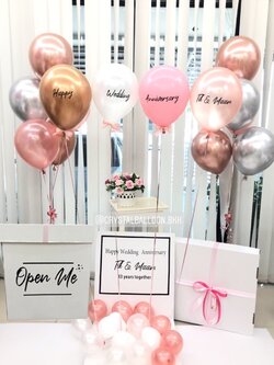 Surprise Box กล่องเซอร์ไพรส์ วันครบรอบแต่งงาน พร้อมตกแต่ง ช่อลูกโป่ง 1 ช่อ,ช่อลูกโป่งข้าง ช่อละ 5 ลูก อีก 2 ช่อ,สามารถใส่รูปได้ 2 ใบ สามารถเปลี่ยนสีลูกโป่ง/เปลี่ยนข้อความได้