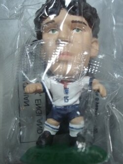 ตุ๊กตาโมเดลนักฟุตบอล อ.ฮาร์กรีฟส์ ทีมชาติอังกฤษ โครินเธียน ไมโครสตาร์ - Series 9/2004 Green Base - MC2276 ใหม่ / O.HARGREAVES ENGLAND National Football Team Corinthian MicroStars Football Figure - Series 9/2004 Green Base - MC2276 NEW