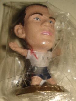 ตุ๊กตาโมเดลนักฟุตบอล ว.รูนี่ย์ ทีมชาติอังกฤษ โครินเธียน ไมโครสตาร์ - Series 13/2006 Gold Base - MC5649 ใหม่ / W.ROONEY ENGLAND National Football Team Corinthian MicroStars Football Figure - Series 13/2006 Gold Base - MC5649 NEW