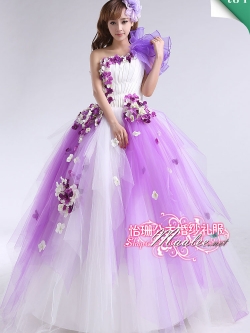 พร้อมเช่า ชุดแฟนซี ชุดราตรียาว สีม่วงขาว เกาะอกไหล่เดียว แต่งดอกไม้สามมิติ แต่งระบายที่ไหล่ กระโปรงพองสวย