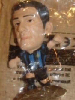 ตุ๊กตาโมเดลนักฟุตบอล ค.วิเอรี่ สโมสรอินเตอร์ มิลาน โครินเธียน ไมโครสตาร์ - Collection Completerz/2001 Gold Base - MC897 ใหม่ / C.VIERI INTER MILAN Football Club Corinthian MicroStars Football Figure - Collection Completerz/2001 Gold Base - MC897 NEW