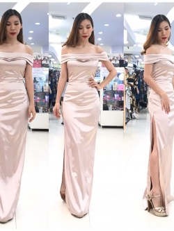 พร้อมเช่า ชุดเดรส ไหล่ปาดเว้าหัวใจ ผ่าข้าง ผ้าดัชเชส สีทอง rose gold
