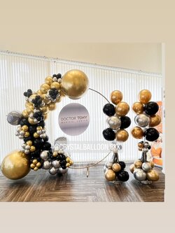 Organic Backdrop เปิดร้าน โครงกลม ขนาด 2x2 เมตร พร้อม ป้ายวงกลม ขนาด 80 ซม. 1 ชิ้น พร้อม เสาช่อลูกโป่ง 10 ลูก 2 เสา พร้อมตกแต่ง สามารถเปลี่ยนสีลูกโป่ง/เปลี่ยนข้อความได้