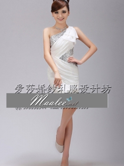 พร้อมเช่า ชุดราตรีสั้น สีขาว เข้ารูป ไหล่เดียว ปักเลื่อมตัว V แต่งระบายไหล่