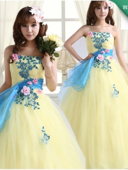 พร้อมเช่า ชุดแฟนซี ชุดราตรี เกาะอก สีเหลืองอ่อน ตกแต่งช่อกุหลาบ และระบายผ้าแก้วสีฟ้า สวยหวาน