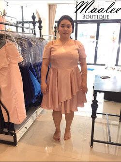 พร้อมเช่า ชุดราตรีสั้น สีโรสโกลด์ ปาดไหล่แขนสั้น แต่งระบาย plus size