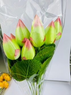 ดอกบัวตูมสีเขียวชมพู ขายเป็นดอกดอกละ 35 บาท