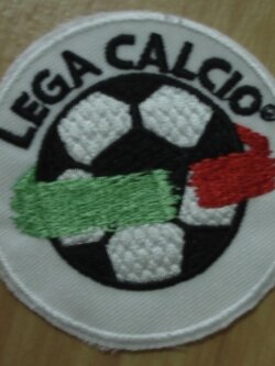 อาร์มสัญลักษณ์ฟุตบอล การแข่งขันฟุตบอลกัลโช่ เซเรียเอ - CALCIO SERIE A 1997/03 PLAYER SIZE ใหม่ / CALCIO SERIE A National Football League PLAYER SIZE Football Patch/Badge - CALCIO SERIE A 1997/03 NEW